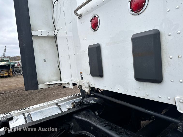 image for item LO9324 2015 Kenworth T880  semi truck