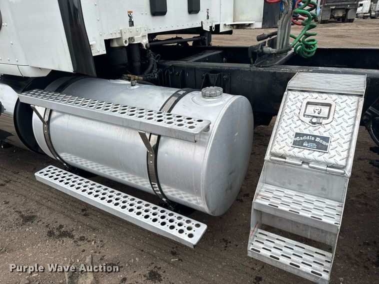 image for item LO9324 2015 Kenworth T880  semi truck