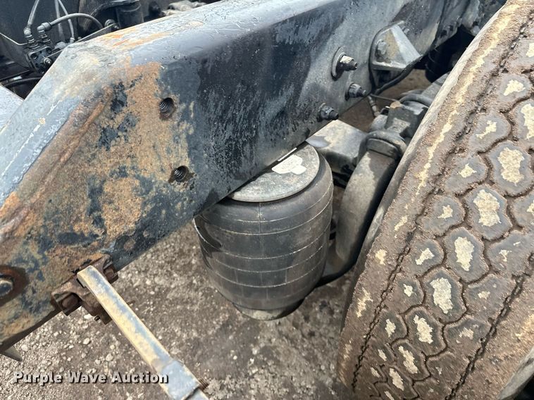 image for item LO9324 2015 Kenworth T880  semi truck