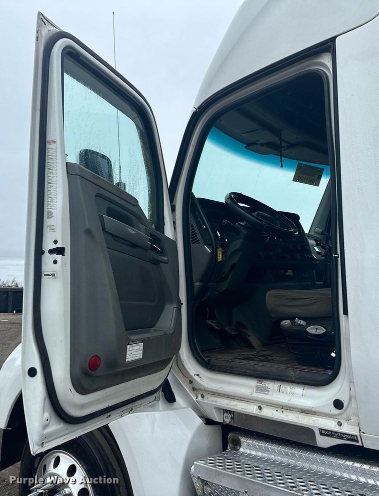 image for item LO9324 2015 Kenworth T880  semi truck