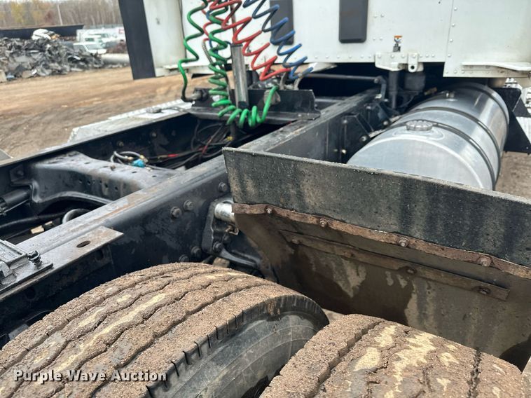 image for item LO9324 2015 Kenworth T880  semi truck