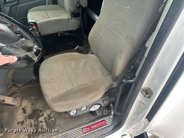 image for item LO9324 2015 Kenworth T880  semi truck