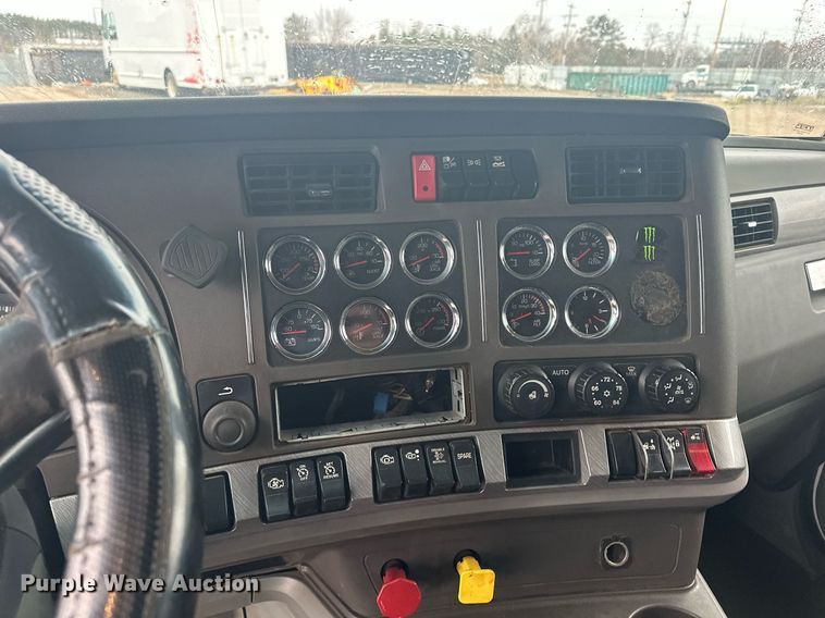 image for item LO9324 2015 Kenworth T880  semi truck