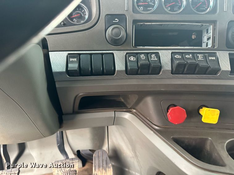 image for item LO9324 2015 Kenworth T880  semi truck