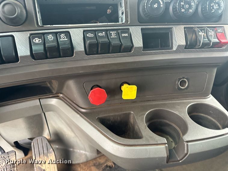 image for item LO9324 2015 Kenworth T880  semi truck