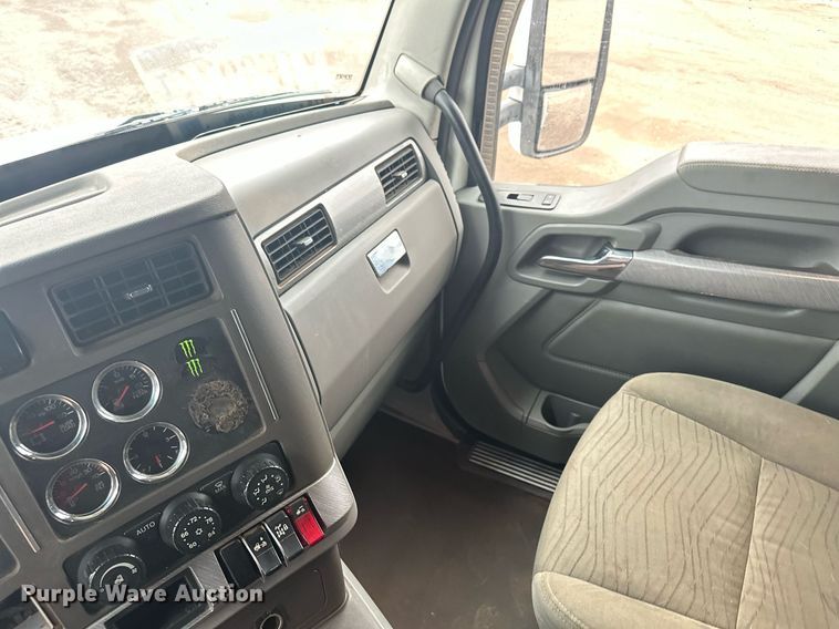 image for item LO9324 2015 Kenworth T880  semi truck