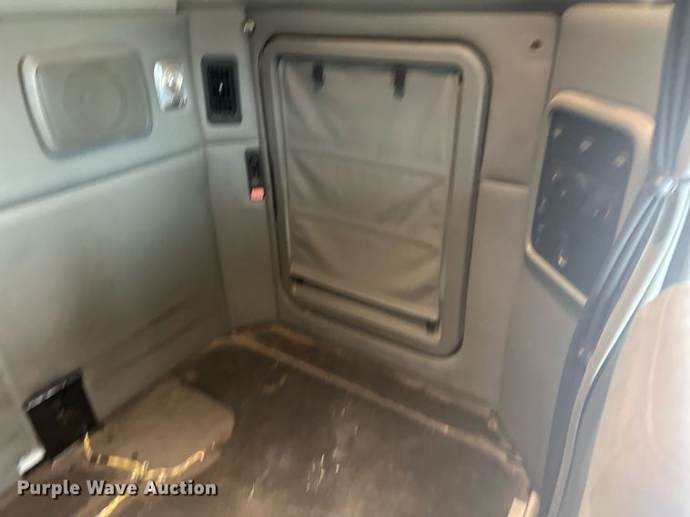 image for item LO9324 2015 Kenworth T880  semi truck