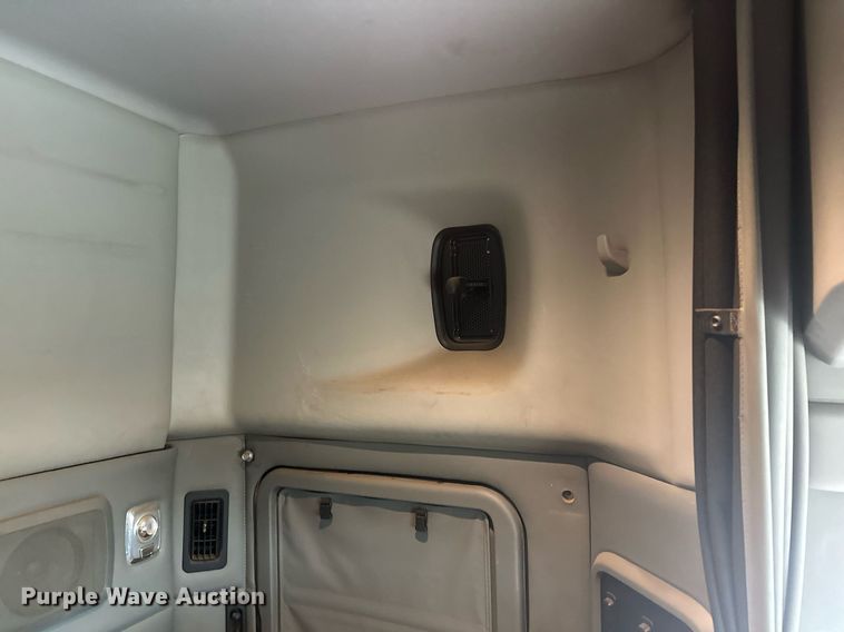 image for item LO9324 2015 Kenworth T880  semi truck