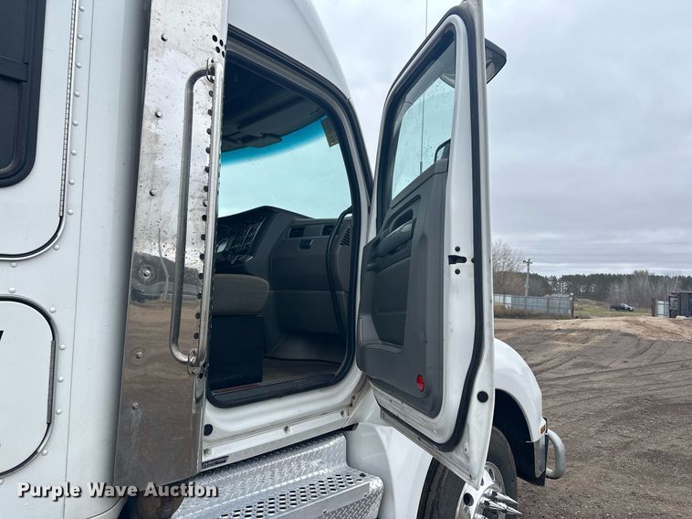 image for item LO9324 2015 Kenworth T880  semi truck