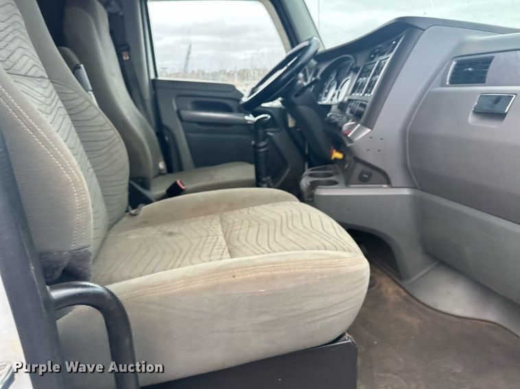 image for item LO9324 2015 Kenworth T880  semi truck