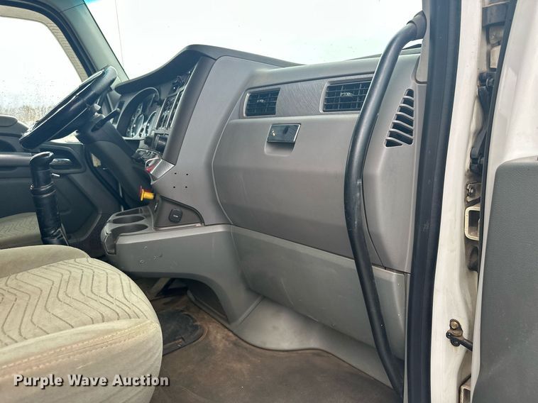 image for item LO9324 2015 Kenworth T880  semi truck