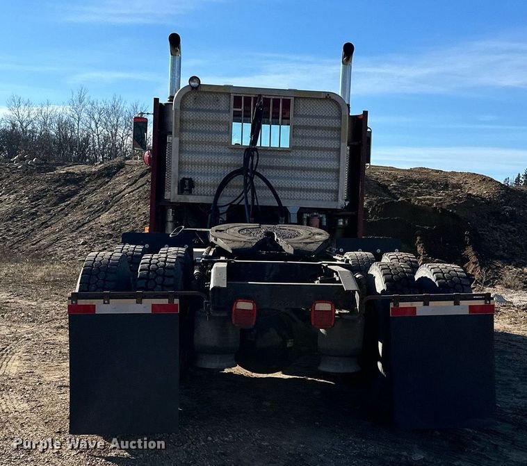 image for item LO9337 1998 Freightliner FLD  semi truck