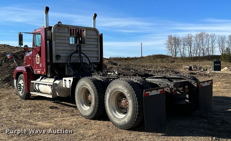 image for item LO9337 1998 Freightliner FLD  semi truck