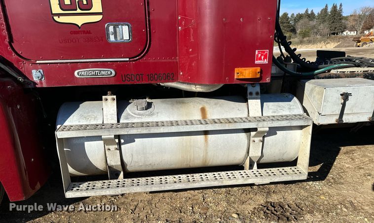 image for item LO9337 1998 Freightliner FLD  semi truck