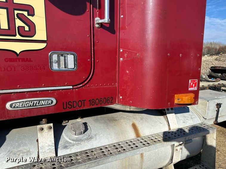 image for item LO9337 1998 Freightliner FLD  semi truck