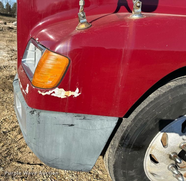 image for item LO9337 1998 Freightliner FLD  semi truck