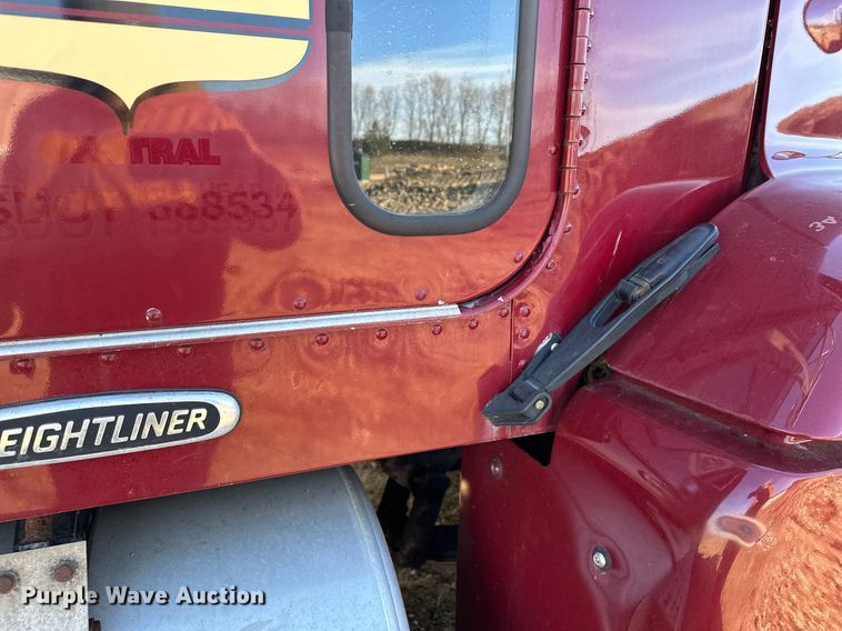 image for item LO9337 1998 Freightliner FLD  semi truck