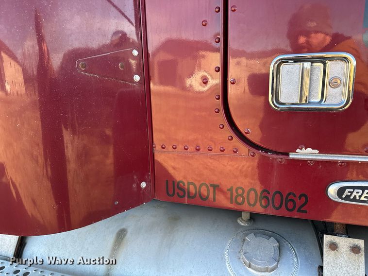 image for item LO9337 1998 Freightliner FLD  semi truck