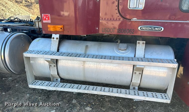 image for item LO9337 1998 Freightliner FLD  semi truck