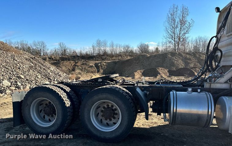 image for item LO9337 1998 Freightliner FLD  semi truck