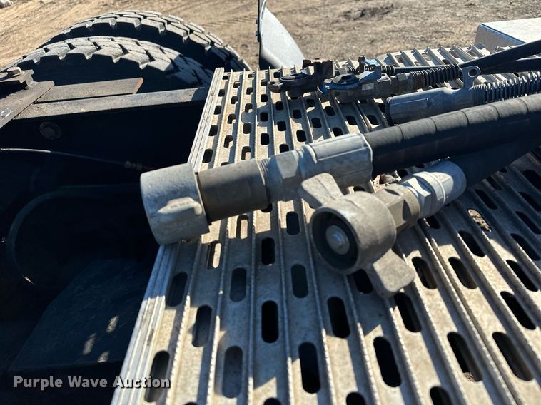 image for item LO9337 1998 Freightliner FLD  semi truck