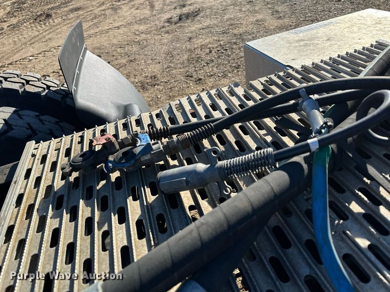 image for item LO9337 1998 Freightliner FLD  semi truck