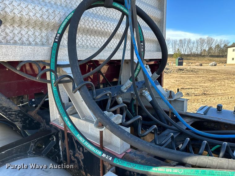 image for item LO9337 1998 Freightliner FLD  semi truck