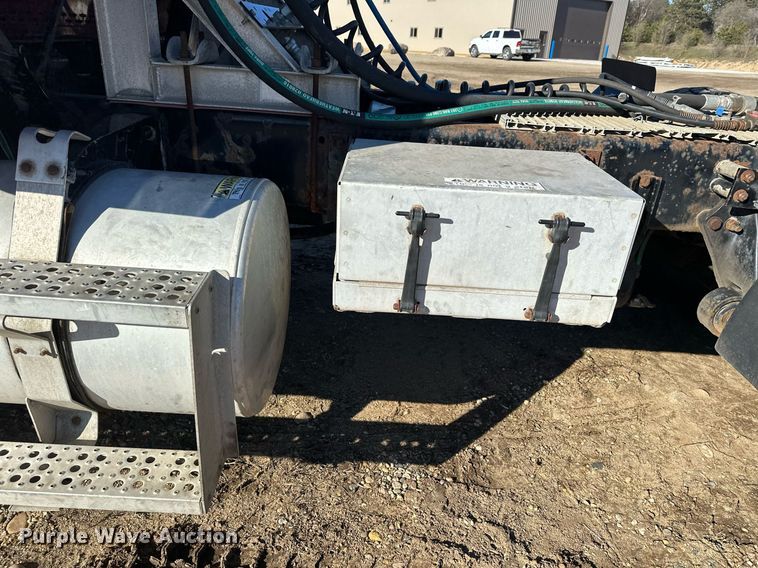 image for item LO9337 1998 Freightliner FLD  semi truck