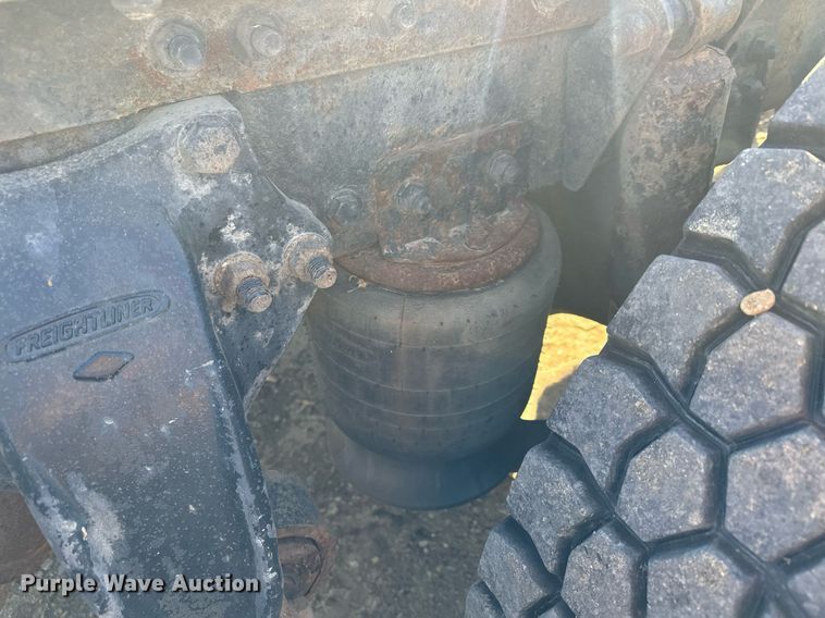 image for item LO9337 1998 Freightliner FLD  semi truck