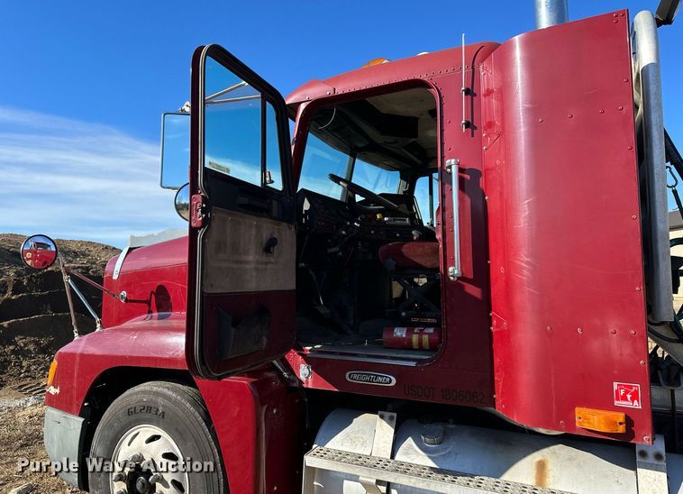 image for item LO9337 1998 Freightliner FLD  semi truck