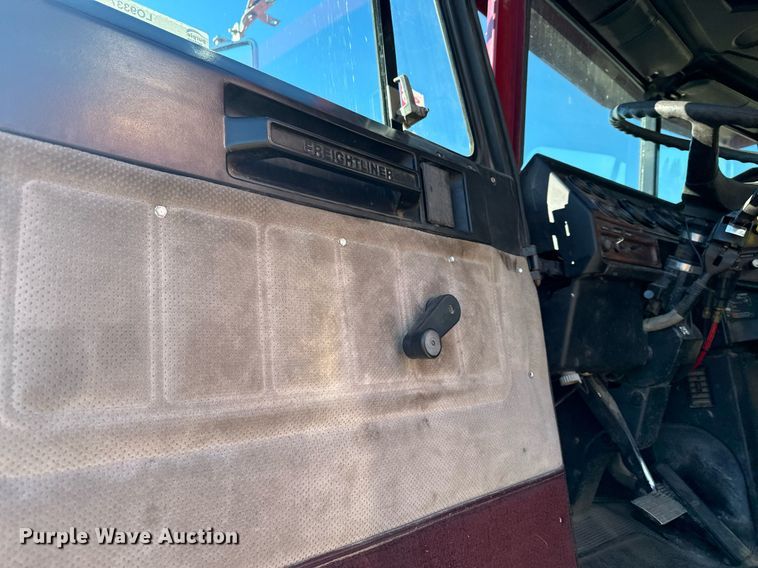image for item LO9337 1998 Freightliner FLD  semi truck