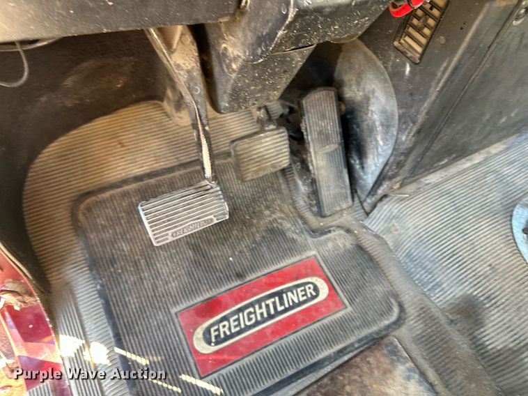 image for item LO9337 1998 Freightliner FLD  semi truck