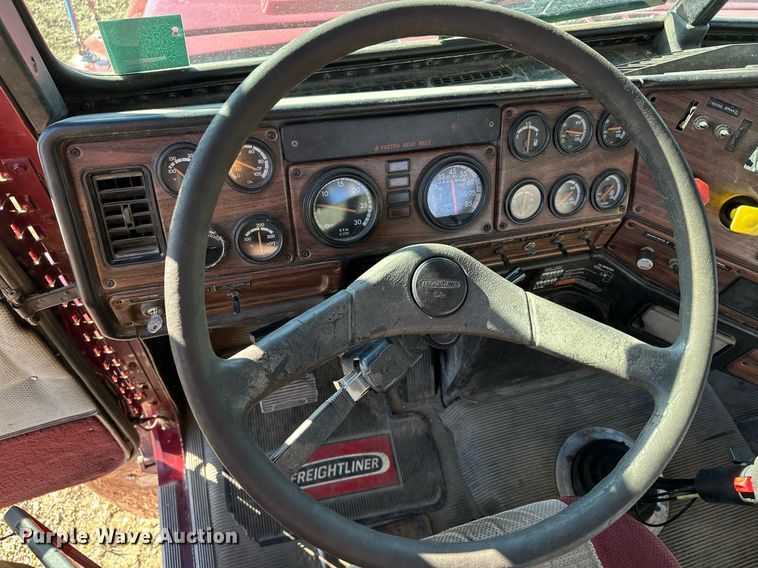 image for item LO9337 1998 Freightliner FLD  semi truck