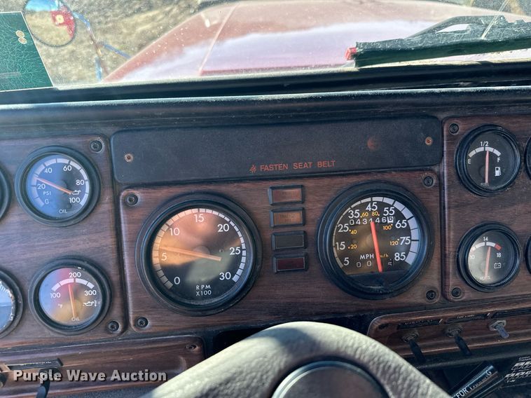 image for item LO9337 1998 Freightliner FLD  semi truck