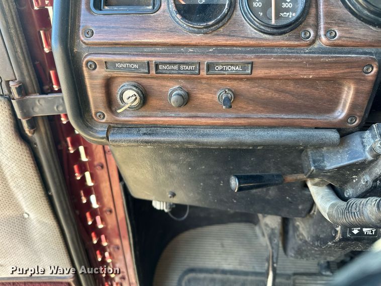 image for item LO9337 1998 Freightliner FLD  semi truck