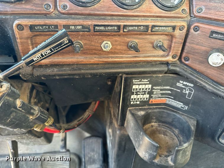 image for item LO9337 1998 Freightliner FLD  semi truck