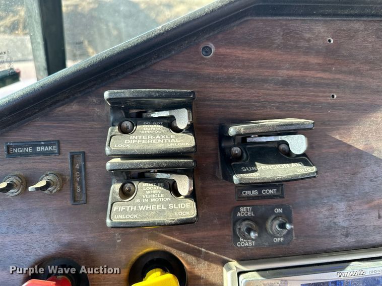 image for item LO9337 1998 Freightliner FLD  semi truck