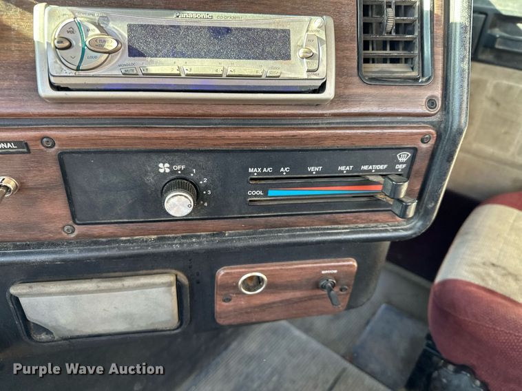 image for item LO9337 1998 Freightliner FLD  semi truck