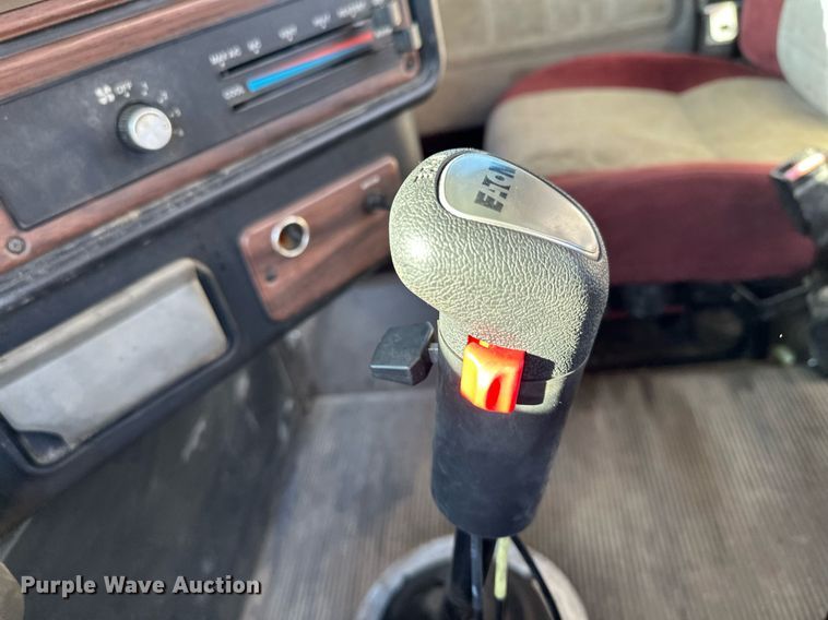 image for item LO9337 1998 Freightliner FLD  semi truck