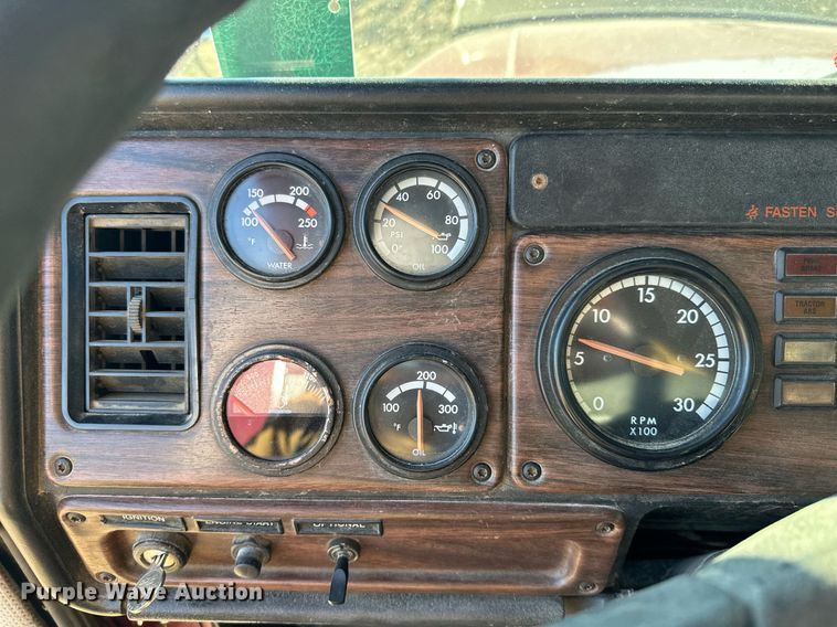 image for item LO9337 1998 Freightliner FLD  semi truck