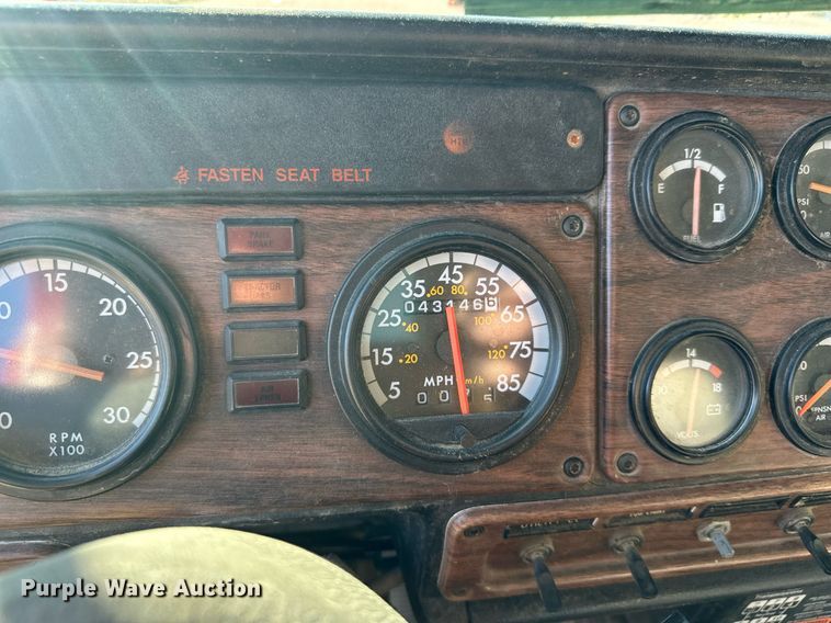 image for item LO9337 1998 Freightliner FLD  semi truck