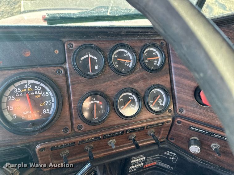 image for item LO9337 1998 Freightliner FLD  semi truck