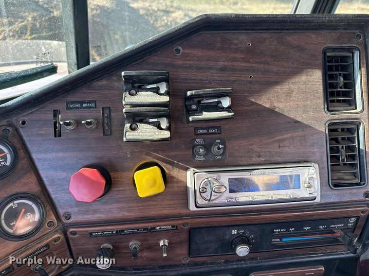 image for item LO9337 1998 Freightliner FLD  semi truck