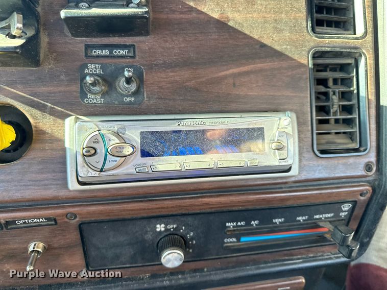 image for item LO9337 1998 Freightliner FLD  semi truck