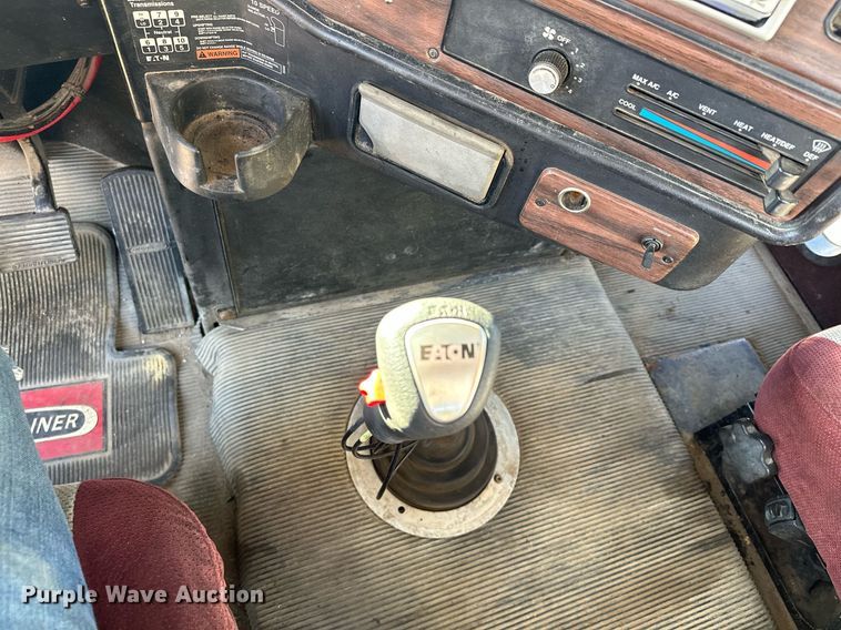 image for item LO9337 1998 Freightliner FLD  semi truck