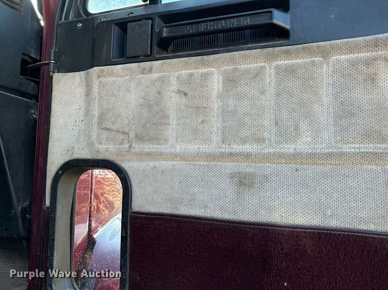 image for item LO9337 1998 Freightliner FLD  semi truck