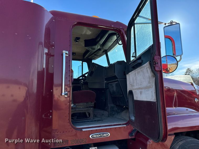 image for item LO9337 1998 Freightliner FLD  semi truck