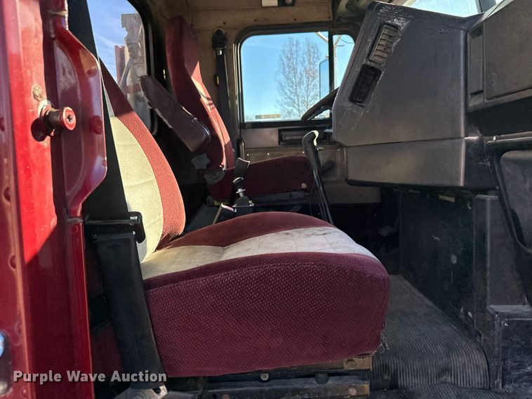 image for item LO9337 1998 Freightliner FLD  semi truck