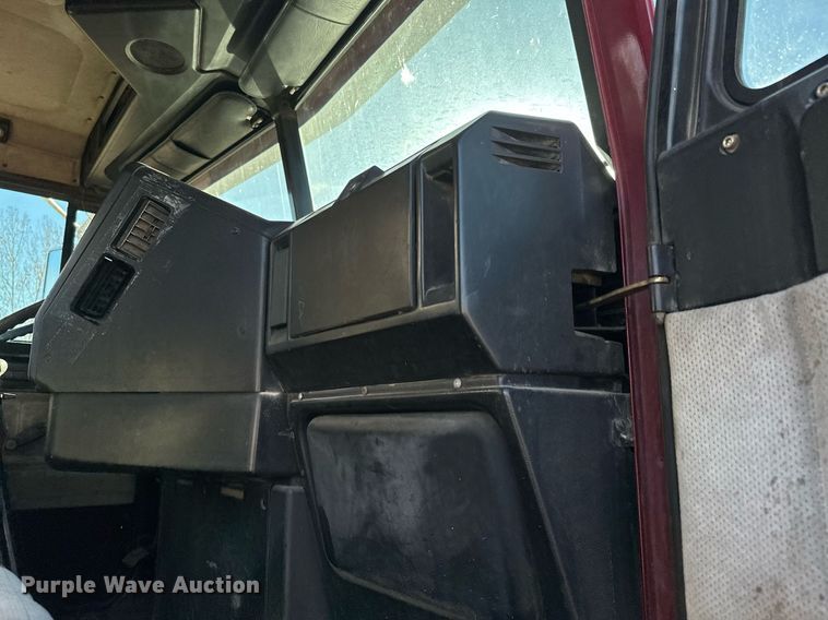 image for item LO9337 1998 Freightliner FLD  semi truck