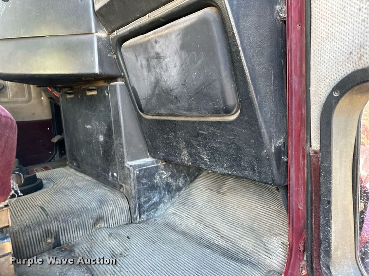 image for item LO9337 1998 Freightliner FLD  semi truck